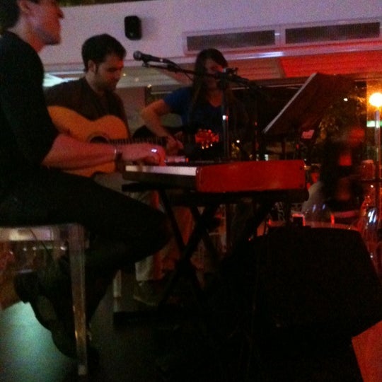 7/12/2012 tarihinde Tatoziyaretçi tarafından BAZZA Bar &amp; Comedoria'de çekilen fotoğraf