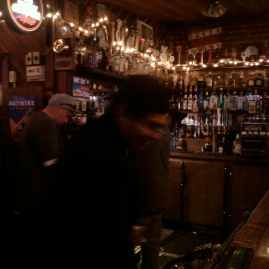 Das Foto wurde bei Old Tavern Bar &amp; Grill von Sinister Sweet am 3/11/2012 aufgenommen