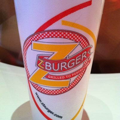 Foto tirada no(a) Z-Burger por Josh D. em 8/27/2012