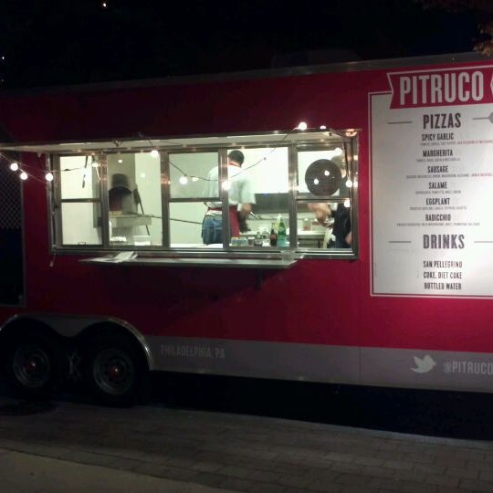Foto scattata a Pitruco Mobile Wood-Fired Pizza da Joycelin W. il 11/8/2011