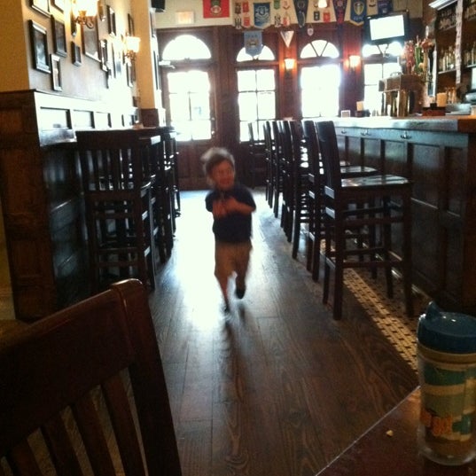 6/17/2012 tarihinde Loni B.ziyaretçi tarafından Longbow Pub &amp; Pantry'de çekilen fotoğraf