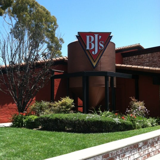 Foto diambil di BJ&#39;s Restaurant &amp; Brewhouse oleh Katie pada 6/18/2012