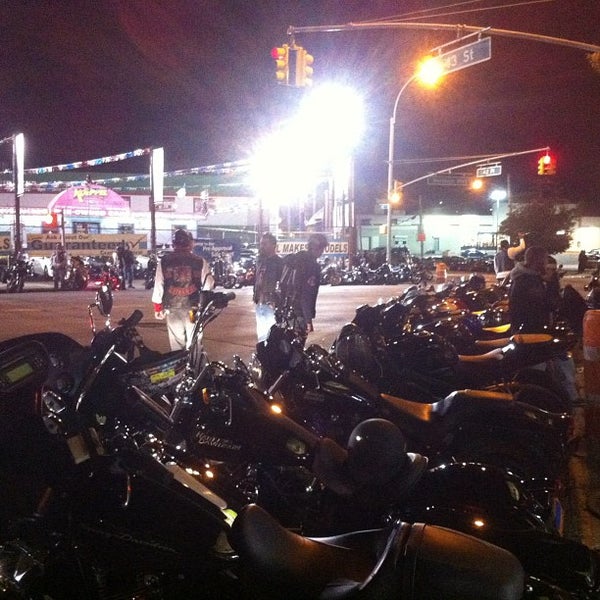 Foto diambil di Harley-Davidson of New York City oleh Joshua pada 9/11/2012