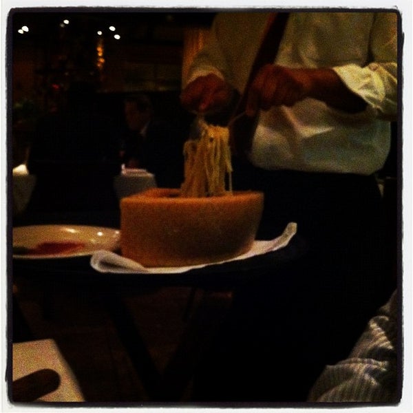 11/13/2011 tarihinde Molly M.ziyaretçi tarafından Carlucci Restaurant &amp; Bar'de çekilen fotoğraf