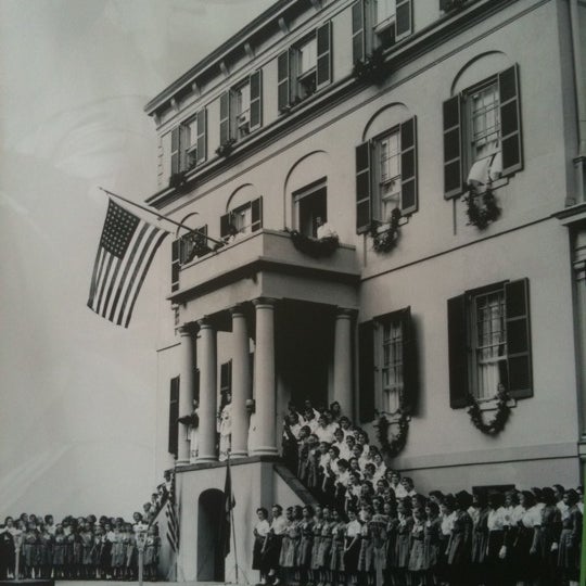 Photo taken at Juliette Gordon Low Birthplace, National Historic Landmark by Lizbeth K. on 6/7/2012