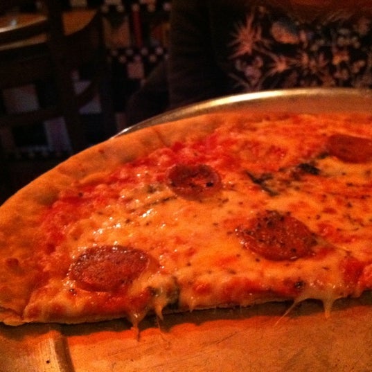 Das Foto wurde bei Proto&#39;s Pizza-Lafayette von frogprince am 2/18/2011 aufgenommen
