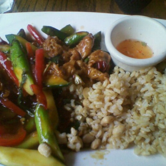 9/6/2011 tarihinde Joe K.ziyaretçi tarafından Wild Ginger Pan-Asian Vegan Cafe'de çekilen fotoğraf