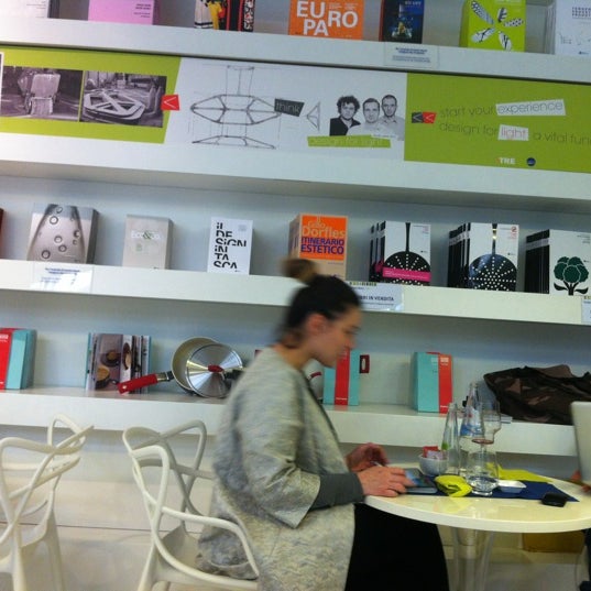 Foto tirada no(a) Design Library por Nuccia F. em 4/19/2012