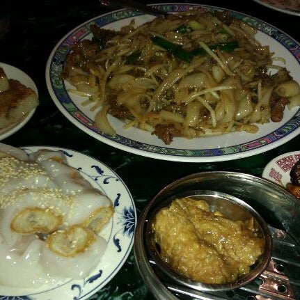 Снимок сделан в Dragon Court Chinese Restaurant пользователем Peggy C. 12/11/2011