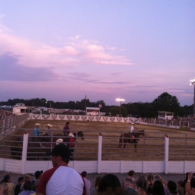 Foto tirada no(a) Cowtown Rodeo por Amy L. em 8/5/2012