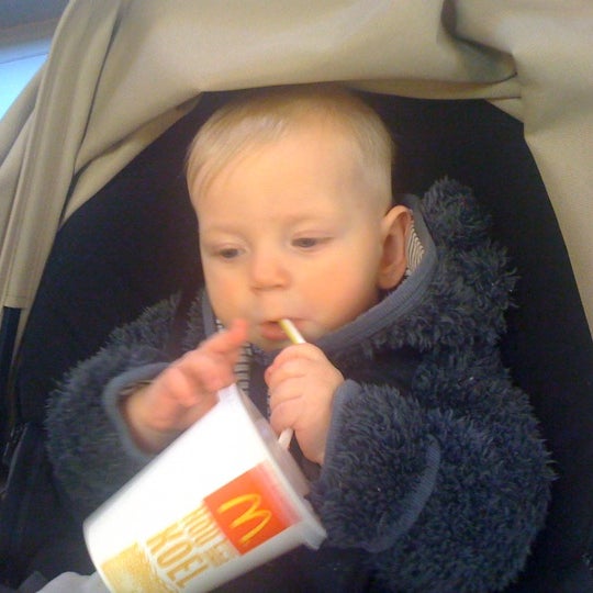 รูปภาพถ่ายที่ McDonald&#39;s โดย Saskia A. เมื่อ 2/5/2011