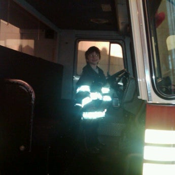 Снимок сделан в FDNY Fire Zone пользователем Rebecca H. 2/12/2012