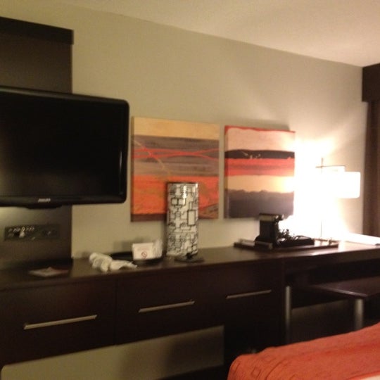 Photo taken at Holiday Inn Newark Airport by ᴡ C. on 6/17/2012
