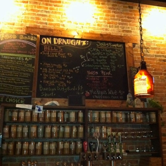 8/19/2012 tarihinde Kat P.ziyaretçi tarafından The Mitten Bar'de çekilen fotoğraf