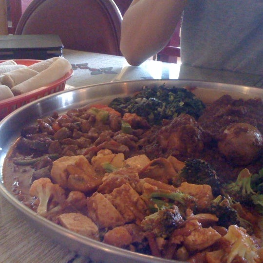 รูปภาพถ่ายที่ Queen Sheba Ethopian Restaurant โดย Michelle H. เมื่อ 5/26/2012