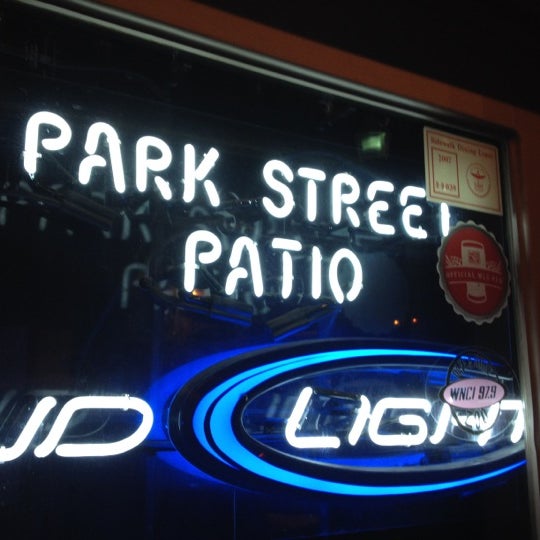 รูปภาพถ่ายที่ Park Street Patio โดย Jude D. เมื่อ 4/29/2012