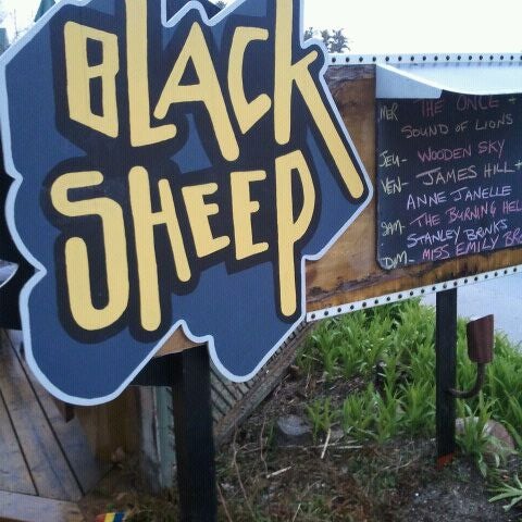รูปภาพถ่ายที่ Black Sheep Inn โดย Darren W. เมื่อ 4/26/2012