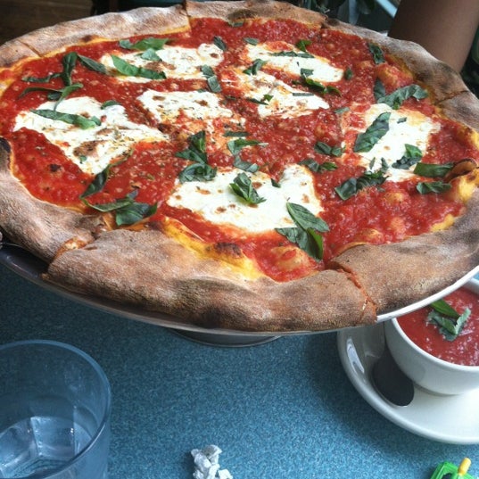 Foto tomada en Nick&#39;s Pizza  por Petrie H. el 7/7/2012