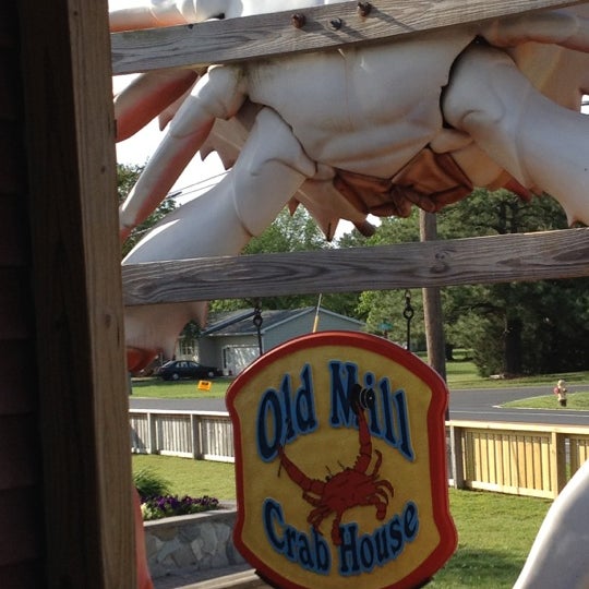 Foto tirada no(a) Old Mill Crab House por &#39;Dan H. em 5/12/2012