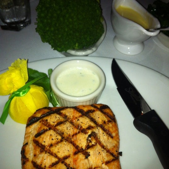 รูปภาพถ่ายที่ Shula&#39;s Steak House โดย Lei D. เมื่อ 5/10/2012
