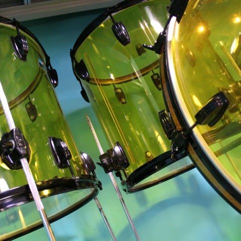รูปภาพถ่ายที่ Cosmo Music - The Musical Instrument Superstore! โดย Christopher B. เมื่อ 8/23/2012
