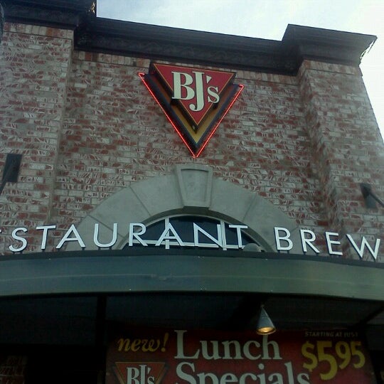 Photo taken at BJ&#39;s Restaurant &amp; Brewhouse by Ciara C. on 6/16/2012