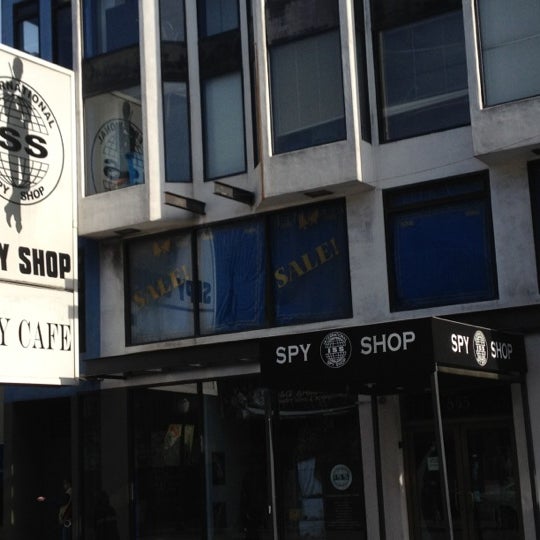 Foto tirada no(a) International Spy Shop por Vladimir M. em 4/19/2012
