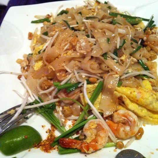 Foto diambil di Koh Thai Restaurant &amp; Lounge oleh John N. pada 8/11/2012