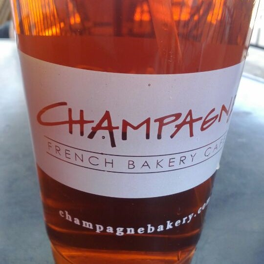 Foto tirada no(a) Champagne French Bakery Cafe por Cassi M. em 5/27/2012