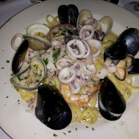 Снимок сделан в Sabatino&#39;s Restaurant Chicago пользователем Margaret P. 3/20/2012