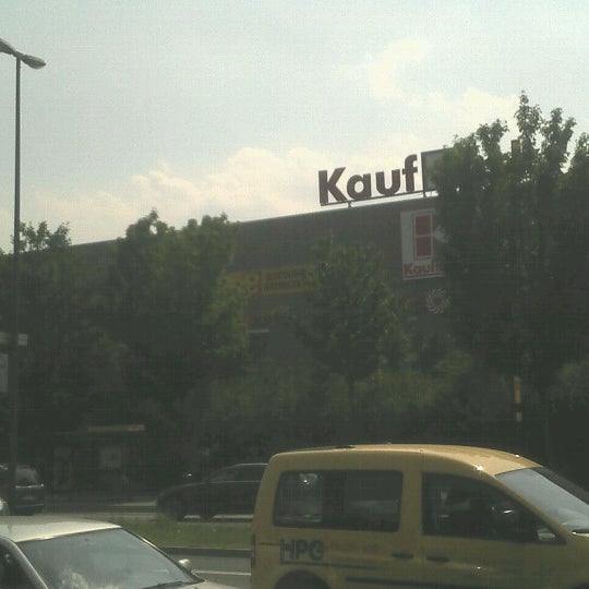 รูปภาพถ่ายที่ KaufPark Dresden โดย Enrico A. เมื่อ 7/27/2012