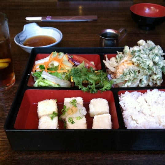 Foto scattata a Sakura Restaurant &amp; Sushi Bar da Kate H. il 9/6/2012