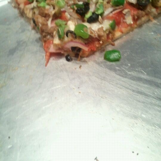 Foto diambil di Zini&#39;s Pizzeria oleh Lorena P. pada 3/22/2012