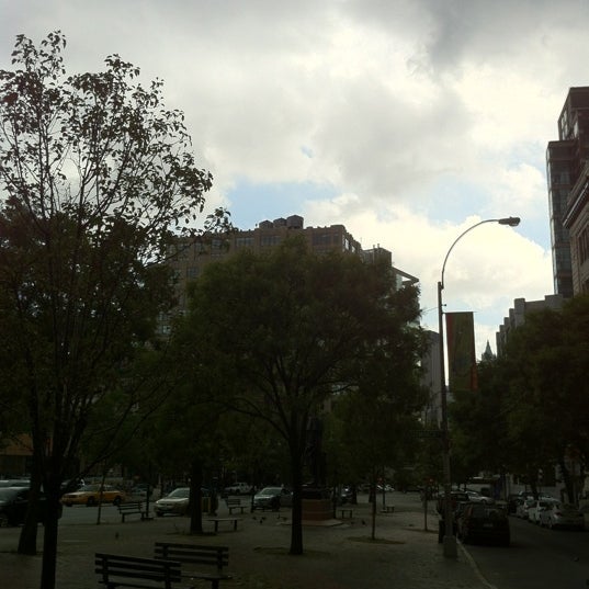Foto tomada en SoHo Square Park  por Anthony L. el 7/29/2012