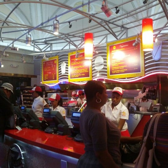 Foto scattata a Z-Burger da Sienna G. il 8/22/2012