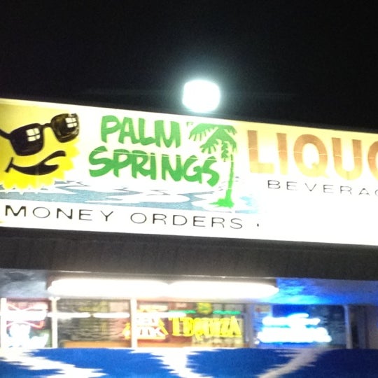 5/16/2012 tarihinde Josh U.ziyaretçi tarafından Palm Springs Liquor'de çekilen fotoğraf