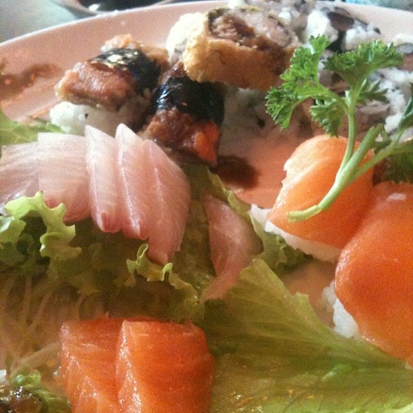 รูปภาพถ่ายที่ Hiatari Sushi Guarulhos โดย Yukitow M. เมื่อ 6/17/2012