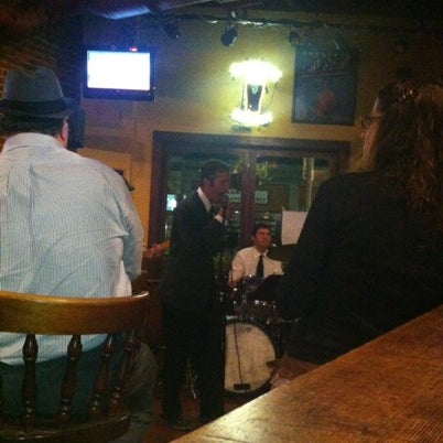 Foto tomada en Costello&#39;s Tavern  por Heather A. el 8/2/2012
