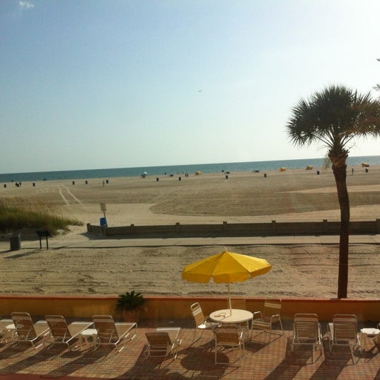 Снимок сделан в Page Terrace Beachfront Hotel пользователем Sheri P. 8/24/2012