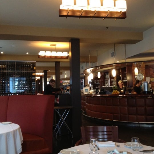 Foto tirada no(a) Verses Restaurant por 514eats em 9/9/2012