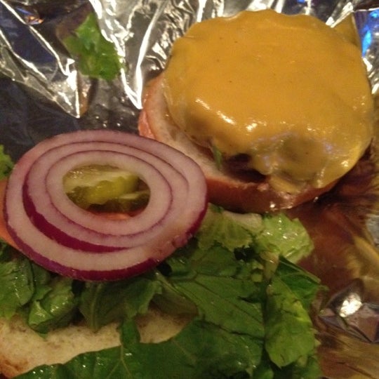 Photo prise au Brooklyn Flipster&#39;s Burger Boutique par De L. le8/12/2012