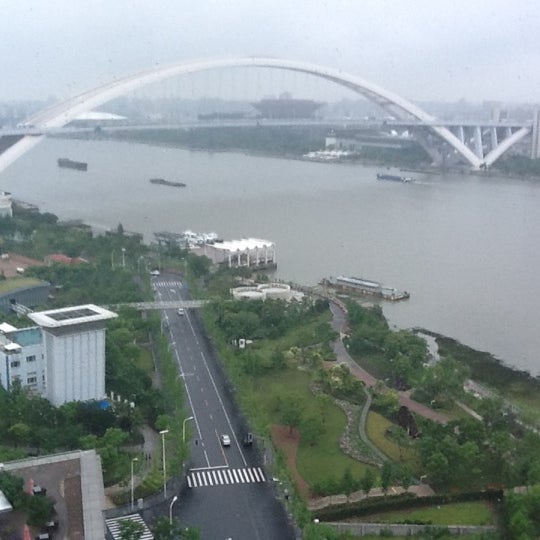 6/15/2012 tarihinde Maddio J.ziyaretçi tarafından Shanghai Marriott Riverside Hotel'de çekilen fotoğraf