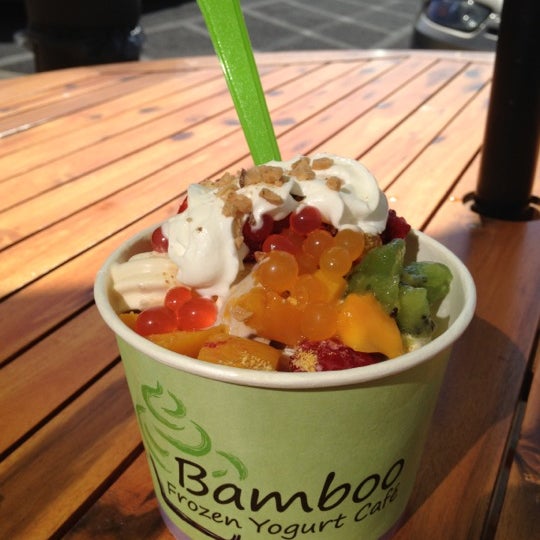 Foto tirada no(a) Bamboo Frozen Yogurt Café por Be V. em 5/20/2012