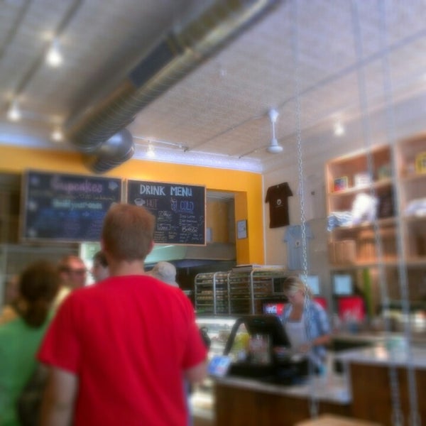 Photo taken at Molly&#39;s Cupcakes by Rob H. on 8/11/2012