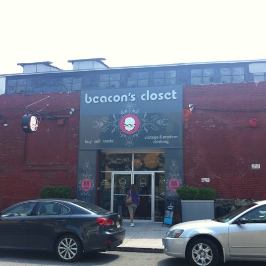 รูปภาพถ่ายที่ Beacon&#39;s Closet โดย Byungha K. เมื่อ 7/8/2012