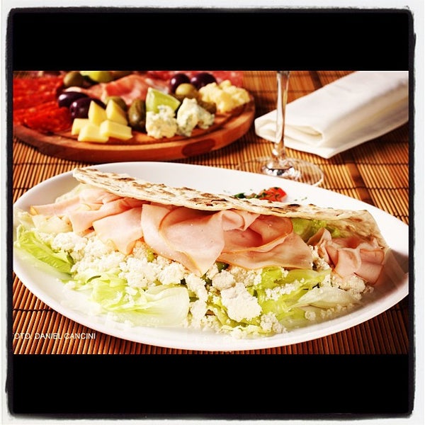 รูปภาพถ่ายที่ La Piadina Cucina Italiana โดย Gustavo Veiga N. เมื่อ 3/28/2012