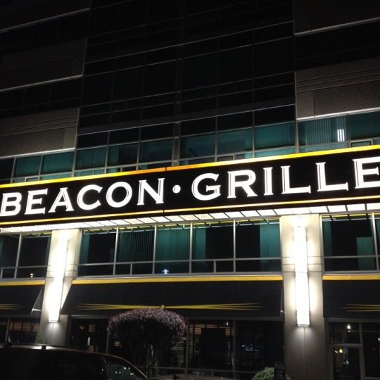รูปภาพถ่ายที่ Beacon Grille โดย Eric A. เมื่อ 8/9/2012