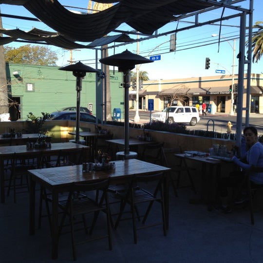 3/4/2012 tarihinde Noel L.ziyaretçi tarafından Kafe Neo Long Beach'de çekilen fotoğraf