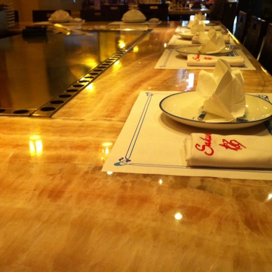 Photo taken at Restaurante Japonés Sakura II by Ramon Alberto R. on 2/22/2012
