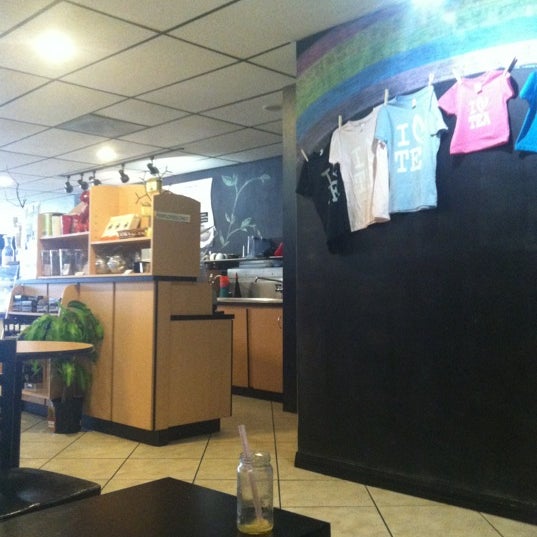 รูปภาพถ่ายที่ Kaleisia Tea Lounge โดย Mina J. เมื่อ 6/3/2012